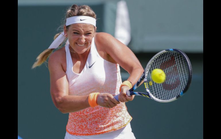 Azarenka devuelve una bola a Silvia Soler-Espinosa ayer durante la primera ronda del Abierto de Miami. EFE / E. Lesser