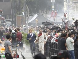 Los extras se encuentran representando una procesión alusiva al Día de Muertos. EFE / STR