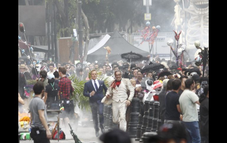 Los extras se encuentran representando una procesión alusiva al Día de Muertos. EFE / STR