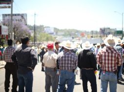 Los productores de leche han decidido bloquear calles en la zona del Álamo a manera de protesta. EL INFORMADOR / A. Hernández