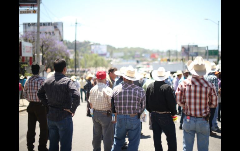 Los productores de leche han decidido bloquear calles en la zona del Álamo a manera de protesta. EL INFORMADOR / A. Hernández