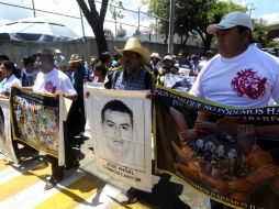 Padres de los normalistas desaparecidos de Ayotzinapa se manifestaron afuera del Instituto Nacional Electoral. SUN / F. Ramírez