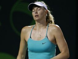 Sharapova cometió 32 errores no forzados, 12 más que su rival, lo que imposibilitó cualquier atisbo de reacción. EFE / R. Wise