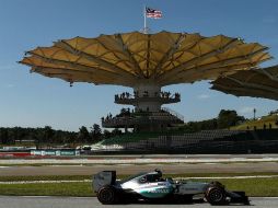 Durante la sesión, Rosberg marcó el ritmo sobre el asfalto del Circuito de Sepang con los mejores tiempos. AFP / M. Vatsyayana