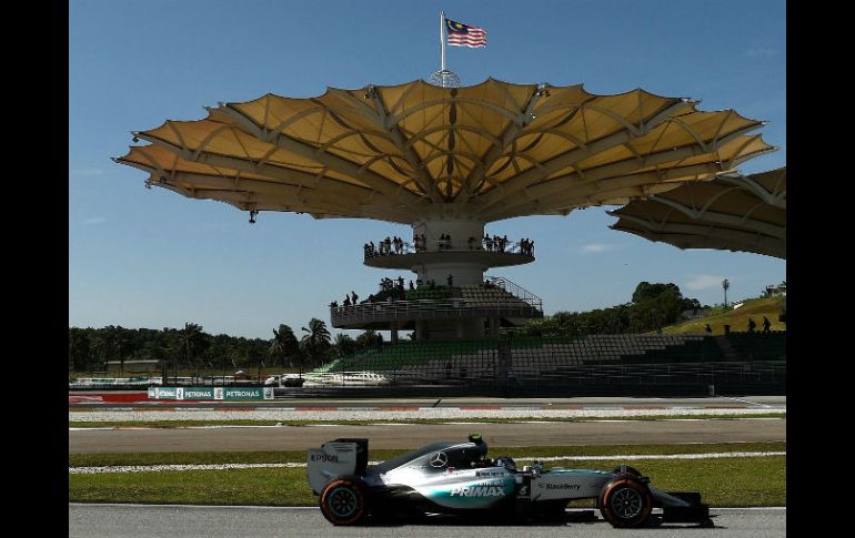 Durante la sesión, Rosberg marcó el ritmo sobre el asfalto del Circuito de Sepang con los mejores tiempos. AFP / M. Vatsyayana