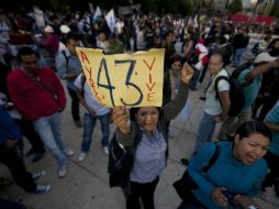 En su encuentro con los padres de normalistas, los consejeros electorales muestran su solidaridad con las familias. AP / M. Ugarte