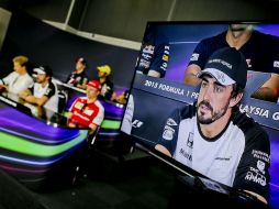 El español Fernando Alonso, de McLaren, monopolizó la rueda de prensa de los pilotos en el circuito de Sepang. EFE / S. Suki