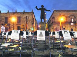 A seis meses de la desaparición de los normalistas, en la Plaza Liberación se colocaron 43 sillas para recordar su ausencia. EL INFORMADOR / F. Atilano