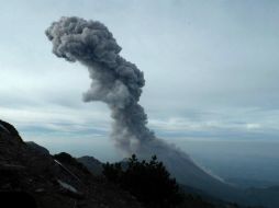 La mañana de este viernes, el Volcán de Colima lanza otra exhalación de gran magnitud. TWITTER / @PCJalisco