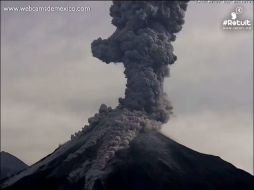 En poco más de 30 segundos la grabación muestra la espectacular fumarola en el Volcán de Colima. ESPECIAL / WebcamsDeMexico.com