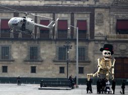 Un helicóptero sobrevolando formó parte de la séptima jornada para el nuevo filme de James Bond. SUN / J. Cabrera