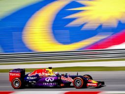 Daniel Ricciardo, de Red Bull (con motor de Renault), dirige su monoplaza durante la sesión de entrenamientos para el GP de Malasia. EFE / D. Azubel