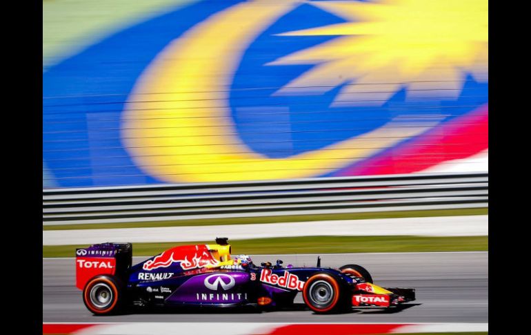 Daniel Ricciardo, de Red Bull (con motor de Renault), dirige su monoplaza durante la sesión de entrenamientos para el GP de Malasia. EFE / D. Azubel