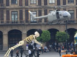 La escena se enmarca por una celebración del Día de Muertos. EFE / M. Guzmán