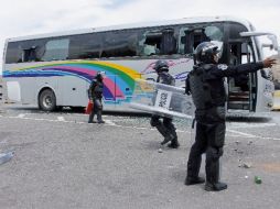 Quemaron patrullas y un camión de pasajeros quedó destrozado. EFE / E. Guerrero