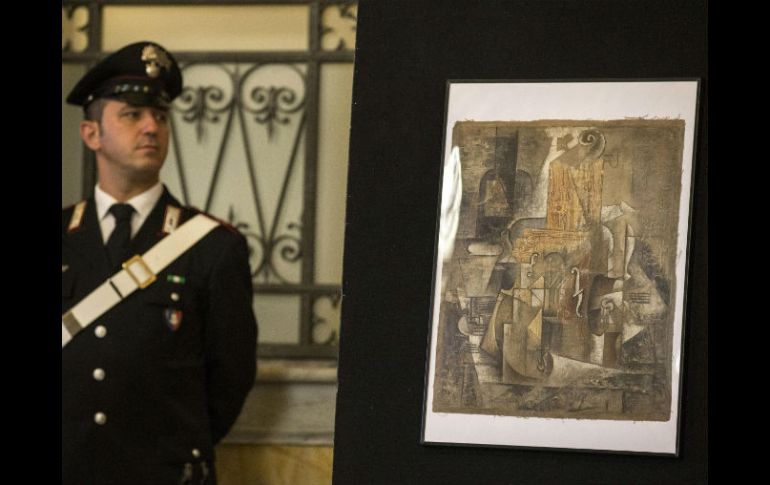 La pintura 'Violon et bouteille de Bass' se encuentra bajo vigilancia hasta comprobar la veracidad de la historia. AP / M. Percossi