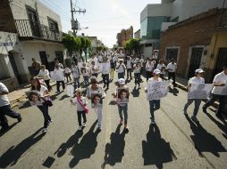 Los participantes visten de blanco y algunos llevan fotografías de las víctimas de los hechos ocurridos el 19 de marzo. EL INFORMADOR / J. A. Mendoza