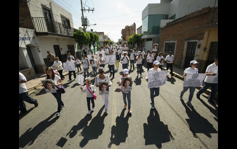 Los participantes visten de blanco y algunos llevan fotografías de las víctimas de los hechos ocurridos el 19 de marzo. EL INFORMADOR / J. A. Mendoza