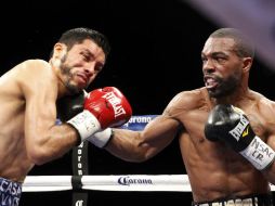 Gary Russell Jr., conecta un golpe sobre Jhonny González en pelea por el título mundial de peso pluma disputada en Las Vegas. AP / S. Marcus