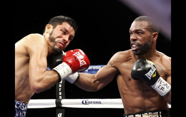 Gary Russell Jr., conecta un golpe sobre Jhonny González en pelea por el título mundial de peso pluma disputada en Las Vegas. AP / S. Marcus