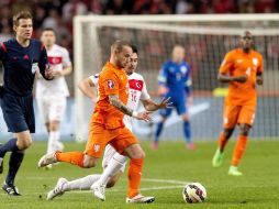 Un disparo de Sneijder (al frente) se desvió en Huntelaar al 90+1’ para el empate. EFE / K. Van Weel