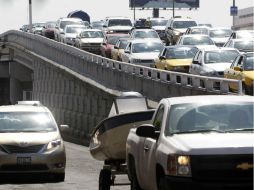 Los vacacionistas comenzaron a salir de la ciudad desde la mañana del viernes. EL INFORMADOR / A. Camacho