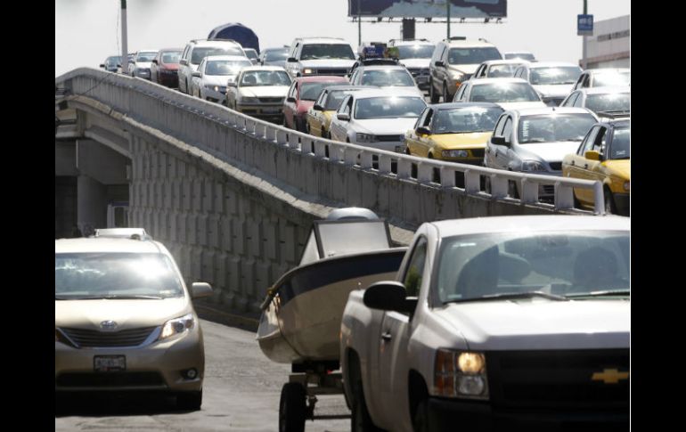 Los vacacionistas comenzaron a salir de la ciudad desde la mañana del viernes. EL INFORMADOR / A. Camacho