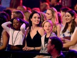 La actriz llega de sorpresa a los premios Kids’ Choice Awards, se sienta entre el público y saluda a sus fans. AFP / K. Winter