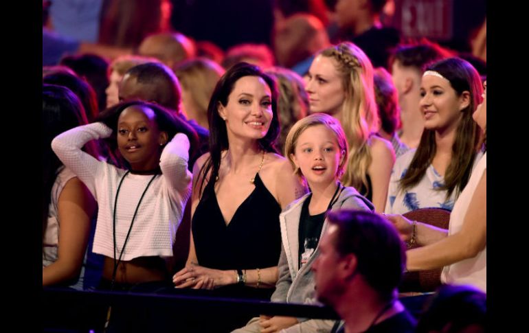 La actriz llega de sorpresa a los premios Kids’ Choice Awards, se sienta entre el público y saluda a sus fans. AFP / K. Winter