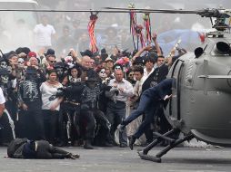 Se graba el momento en que el helicóptero desciende en plena procesión. NTX / A. Cruz