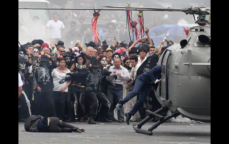 Se graba el momento en que el helicóptero desciende en plena procesión. NTX / A. Cruz