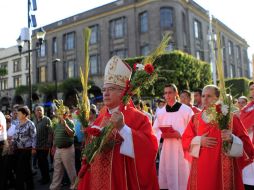 Luego de la celebración en La Merced, el Cardenal, junto con una procesión, caminaron rumbo a la Catedral. EL INFORMADOR / M. Vargas