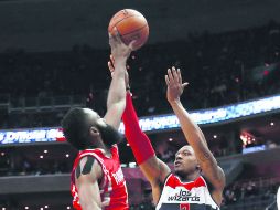 Bloqueada. El guardia de los Rockets de Houston James Harden (13) bloquea el disparo de Bradley Beal (3) de Washington. AP /