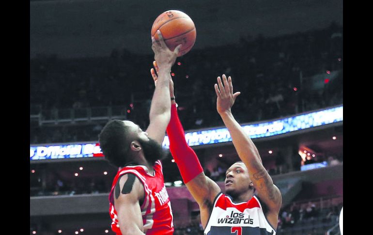 Bloqueada. El guardia de los Rockets de Houston James Harden (13) bloquea el disparo de Bradley Beal (3) de Washington. AP /