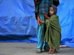 Un niño bangladesí abraza a su madre con expresión de miedo. AP / ARCHIVO