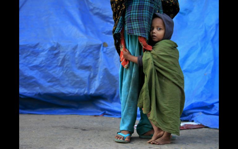 Un niño bangladesí abraza a su madre con expresión de miedo. AP / ARCHIVO