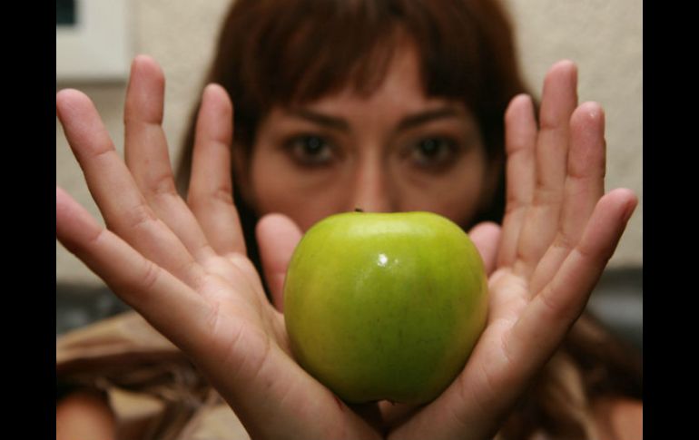 Científicos observan que no hay diferencias entre las personas que consumen manzana y las que no, al momento de acudir al médico. EL INFORMADOR / ARCHIVO