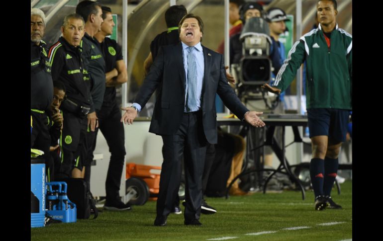 Miguel Herrera ve ante los paraguayos una prueba grande para su equipo. AFP / ARCHIVO