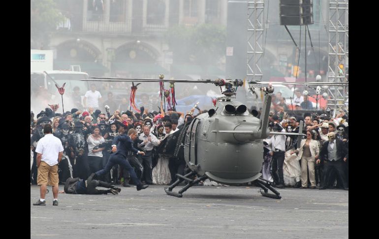 En la mañana se hacen ensayos en el Zócalo, donde los dobles de Daniel Craig y Alessandro Cremona practican las escenas de acción. EFE / A. Cruz