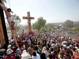 Todos los años, miles de personas acuden a la representación de la crucifixión de Cristo en el Cerro de la Estrella. SUN / ARCHIVO