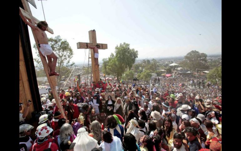 Todos los años, miles de personas acuden a la representación de la crucifixión de Cristo en el Cerro de la Estrella. SUN / ARCHIVO