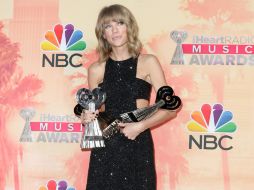 Swift también se alzó con el honor a las mejores letras por su éxito 'Blank Space'. AP / J. Salangsang