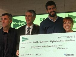 Gerrard Piqué estuvo en la entrega de cheque a la Fundación del Instituto Guttmann. EFE / M. Pérez