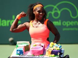 La tenista estadounidense posa con el pastel para celebrar su victoria número 700, con la cual pasa a semifinales del Abierto de Miami. AFP / C. Brunskill