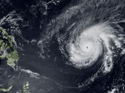 El tifón Maysak es actualmente una tormenta de categoría cinco que se cierne sobre el océano Pacífico. EFE / NOAA