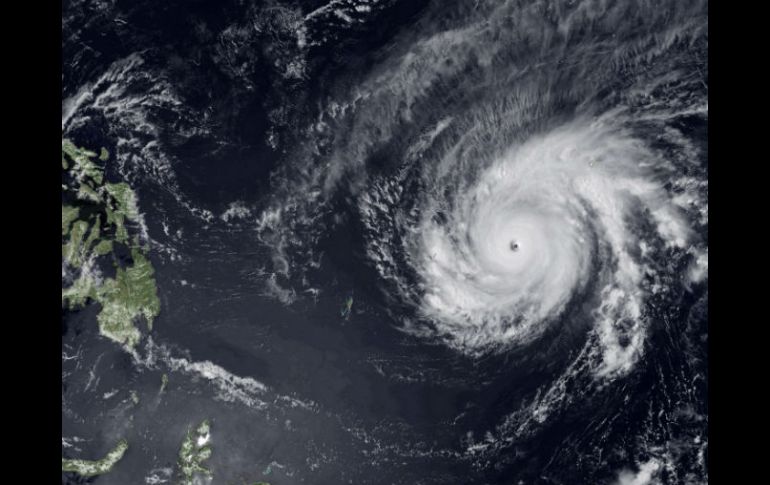 El tifón Maysak es actualmente una tormenta de categoría cinco que se cierne sobre el océano Pacífico. EFE / NOAA