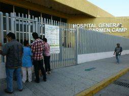 Personas aguardan afuera del hospital de Ciudad del Carmen, a donde se trasladaron algunos de los heridos. EFE /