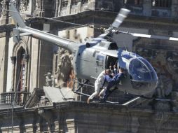 Por la mañana de este miércoles, el helicóptero de 'James Bond' realizó sus últimos sobrevuelos sobre el Zócalo. SUN / A. Salinas