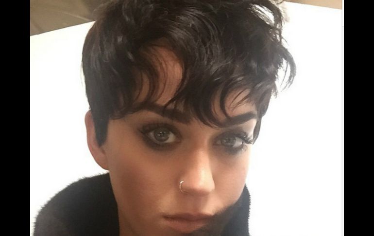 Según el comentario que acompaña la fotografía, a la estrella pop  le gustó mucho el corte de la madre de Kim Kardashian, Kris Jenner. INSTAGRAM / @katyperry