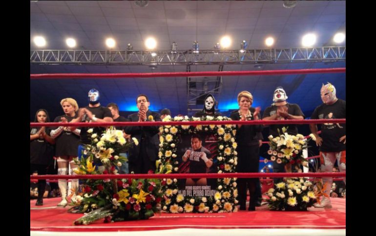 Adornaron el ring con flores blancas y los presentes corearon el nombre de 'Perro, Perro', por más de un minuto. TWITTER / @luchalibreaaa